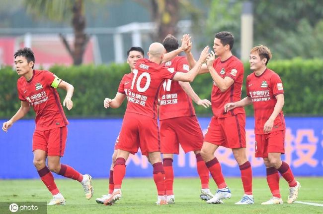 下半场伤停补时5分钟，全场比赛结束，最终皇马3-0加的斯。