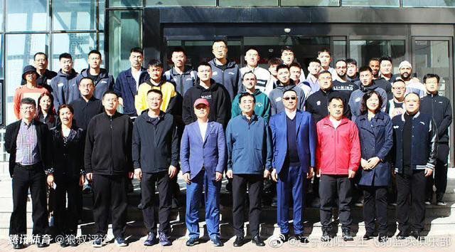 那拳头和大脚仿佛不要钱似的，疯狂向马岚身上招呼，打的马岚嗷嗷不停的叫唤。
